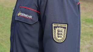 Feuerwehr-Uniformjacke mit Aufnäher der LFS