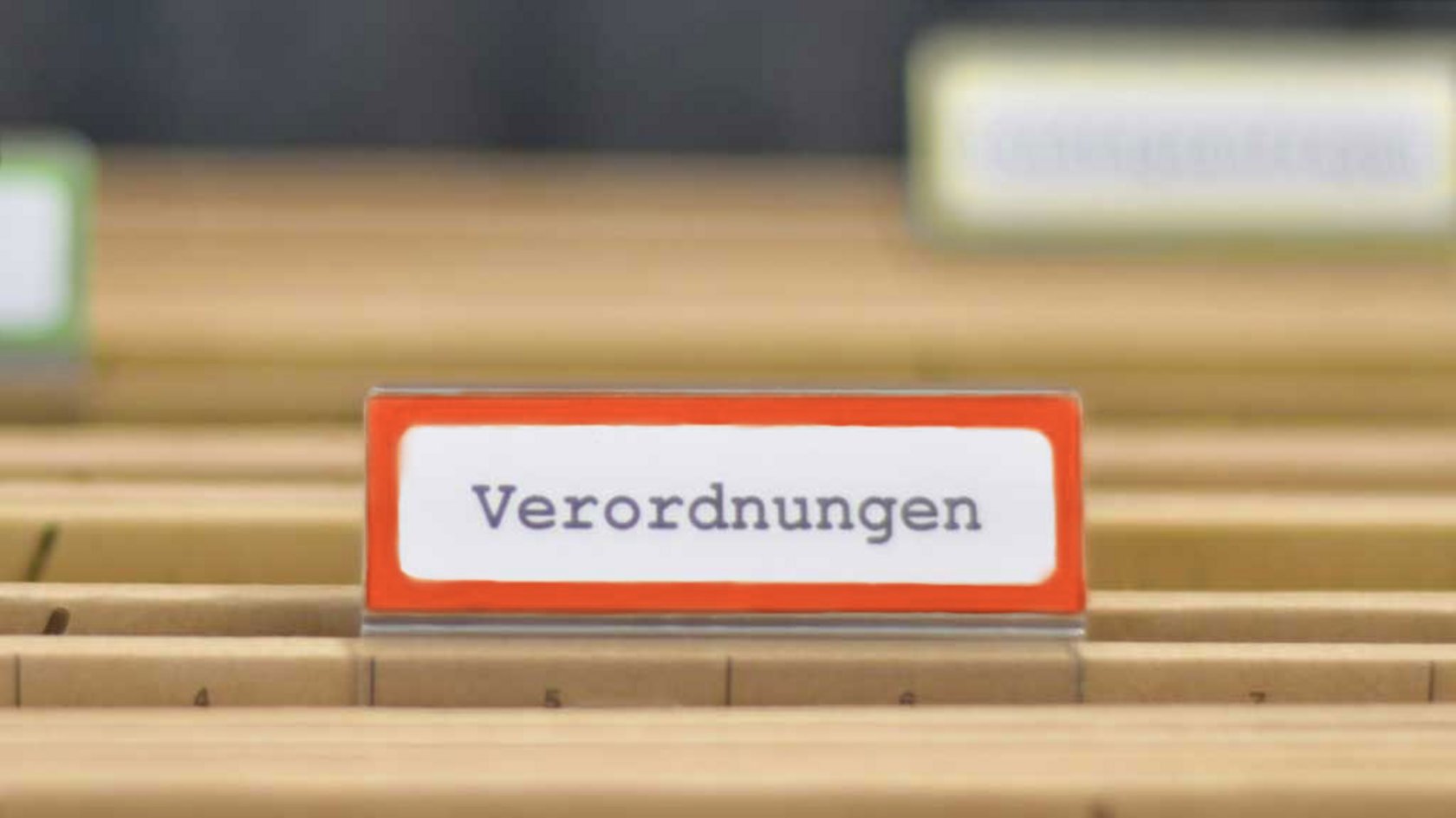 Hängeregister mit der Beschriftung Verordnungen