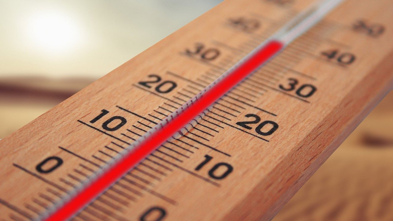 Holzthermometer zeigt über 30 Grad an