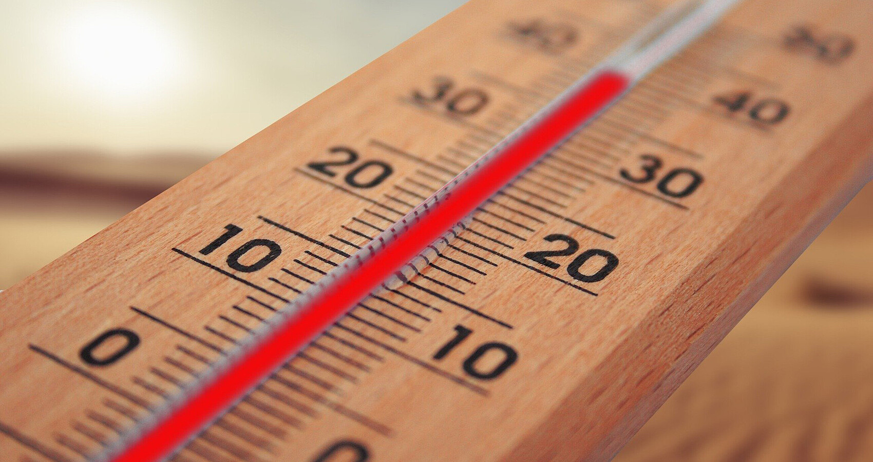 Holzthermometer zeigt über 30 Grad an