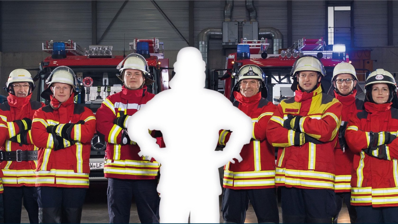 Feuerwehrangehörige stehen in einer Reihe