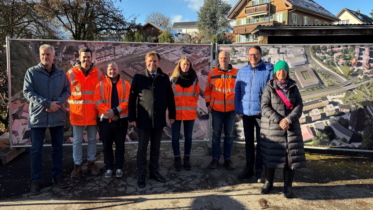Das Foto zeigt Regierungspräsident Klaus Tappeser (2. v. rechts), Oberbürgermeister Michael Lang (5. v. rechts) die Abgeordnete Petra Krebs, MdL (1. von rechts) und fünf weitere Personen beim Auftakt zur Beweissicherung in Wangen i. A.
