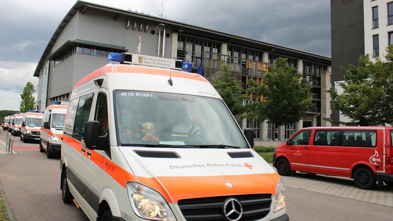 Eine Kollone Rettungswagen bei der Abfahrt von der LFS