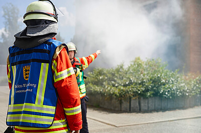 Einsatzkräfte bei einer Übung vor dem Feuerwehr-Übungshaus