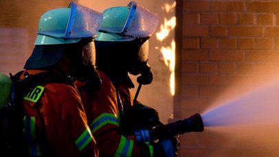 Feuerwehrangehörige mit Atemschutz bei der Brandbekämpfung