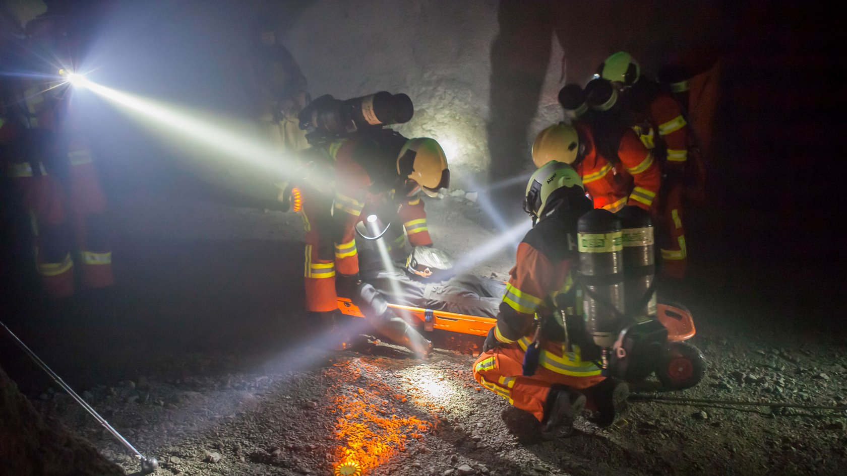 Rettungsarbeiten in einem Tunnel